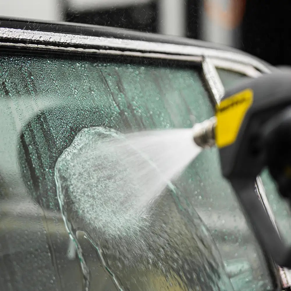 Autowassen in de winter: bescherm je auto tegen zout, vuil en vorst
