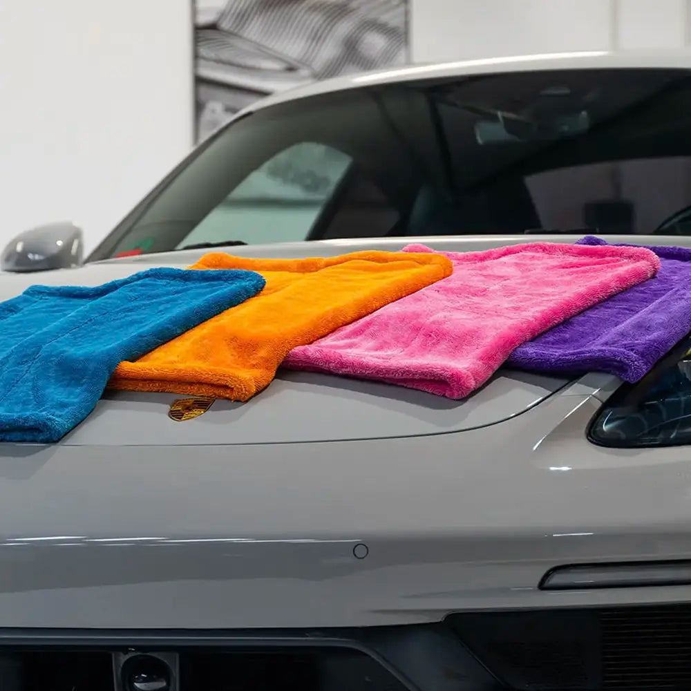 De Liquid Elements Black Hole XL is een premium microvezel droogdoek van 1300 GSM. Droogt streeploos en pluisvrij in één beweging. Afmeting: 50x80 cm. Bestel nu bij ProDetailStore.