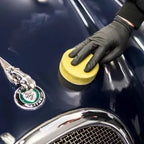 Soft99 Fusso Coat Dark in gebruik – applicatie op donkere autolak
