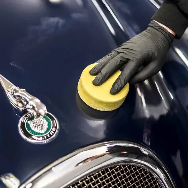 Soft99 Fusso Coat Dark in gebruik – applicatie op donkere autolak
