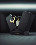 YumCars Trim Serum in gebruik – applicatie op zwart kunststof
