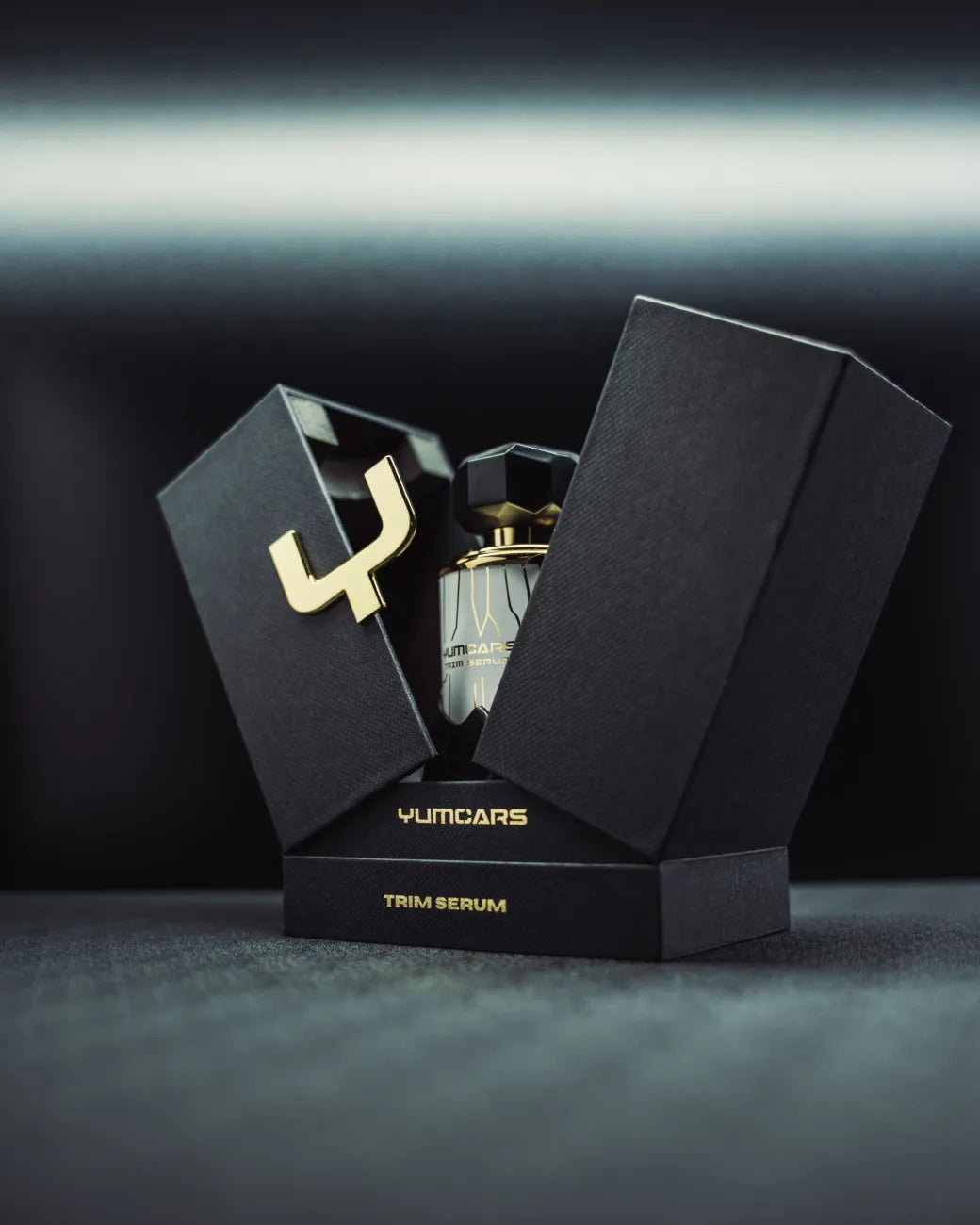 YumCars Trim Serum in gebruik – applicatie op zwart kunststof
