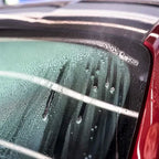 Soft99 Ultra Glaco voor en na – verschil in waterafstoting op autoruit
