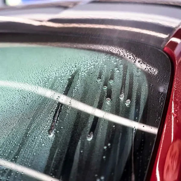 Soft99 Ultra Glaco voor en na – verschil in waterafstoting op autoruit
