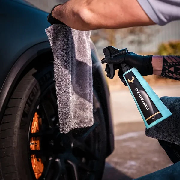 YumCars Ceramic applicatie – spuiten op autolak en inwrijven voor keramische beschermlaag
