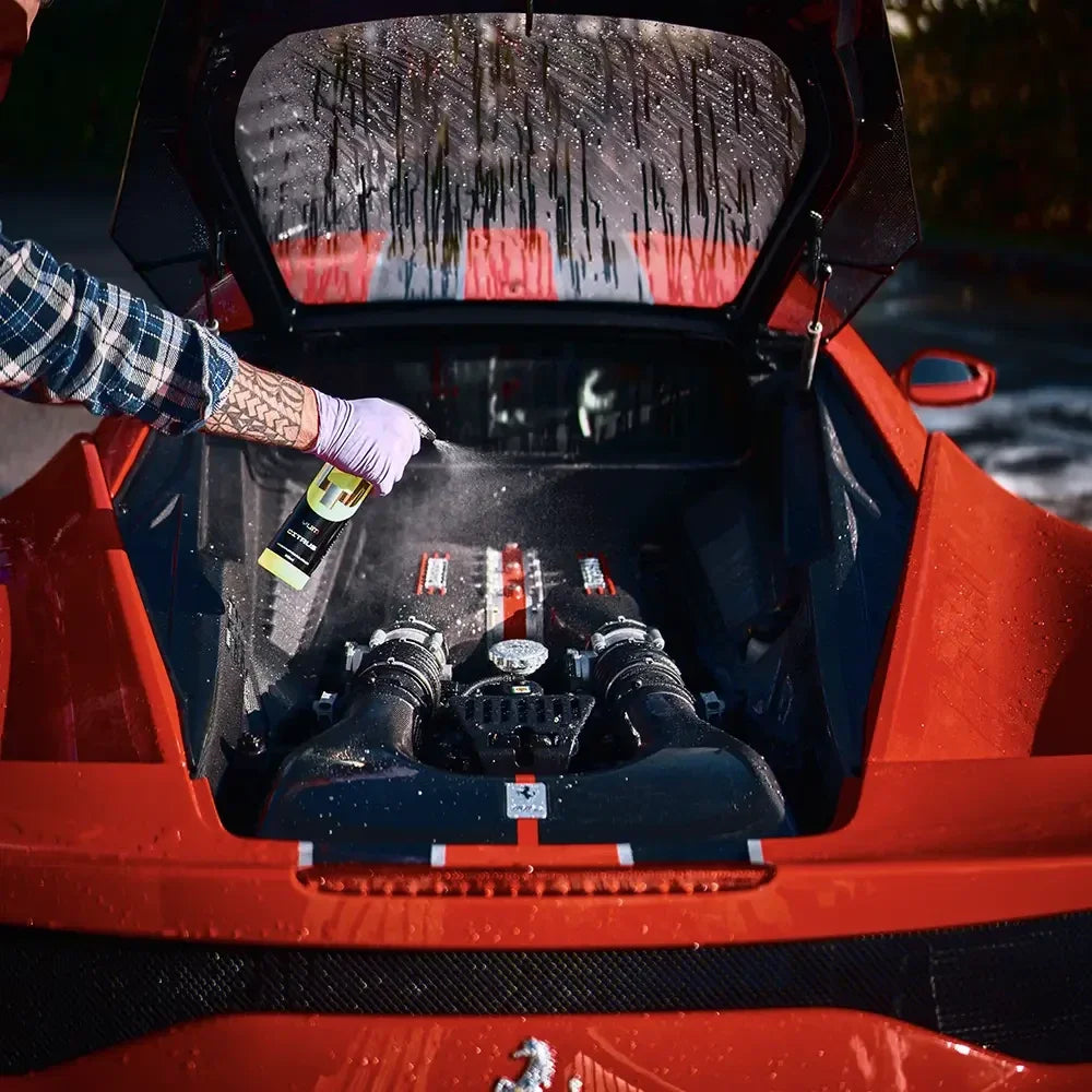 YumCars Citrus in gebruik – verwijdert insecten en vuil van lak