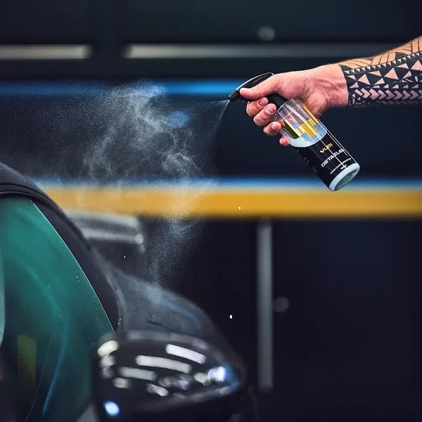 YumCars Detailer in gebruik – verwijdert stof en vingerafdrukken in één spray
