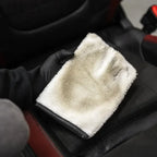 YumCars Exfoliator Mitt in gebruik – scrubben van autostoel bekleding voor dieptereiniging
