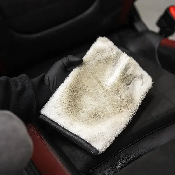 YumCars Exfoliator Mitt in gebruik – scrubben van autostoel bekleding voor dieptereiniging
