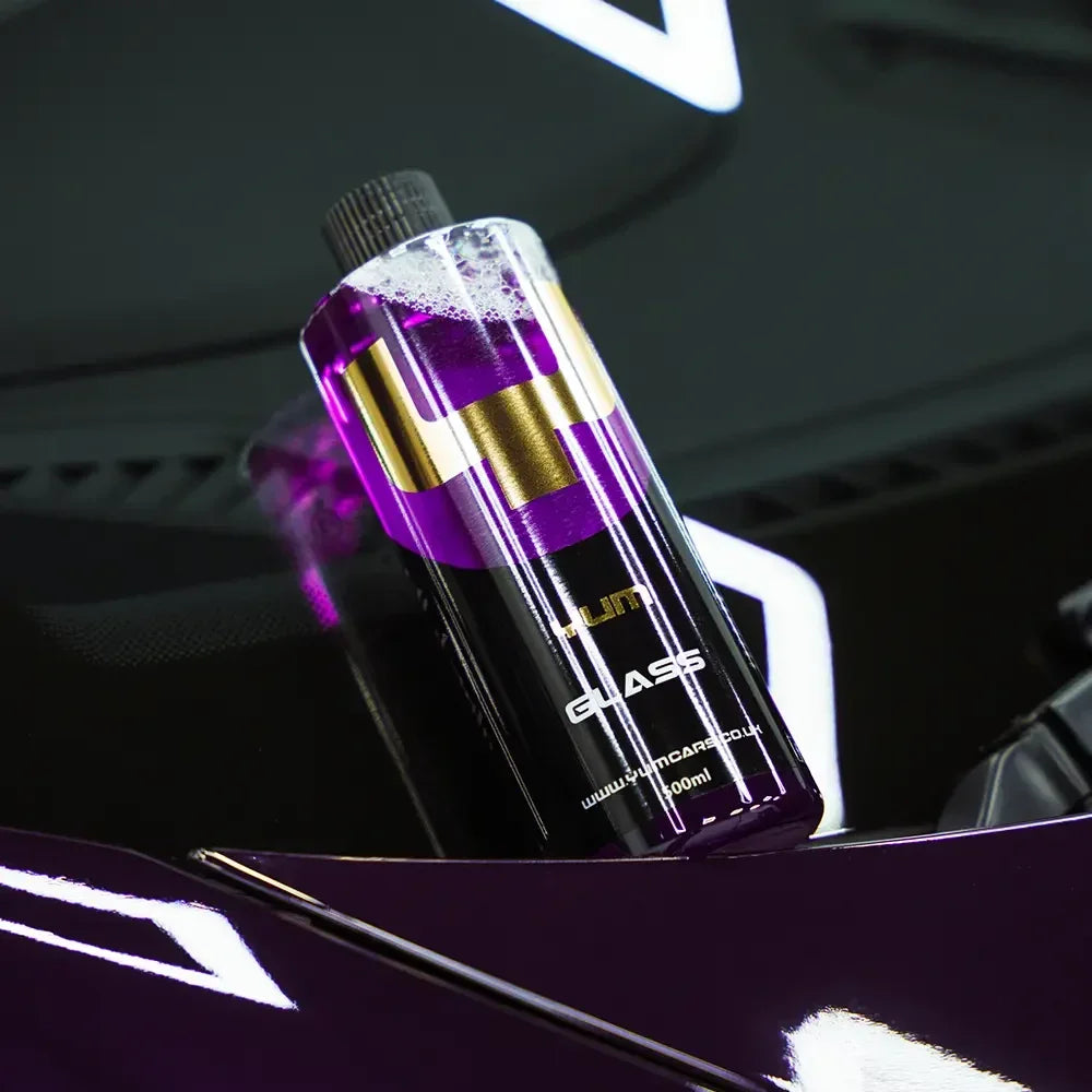 YumCars Glass in gebruik – verwijdert vet en waas van autoruiten