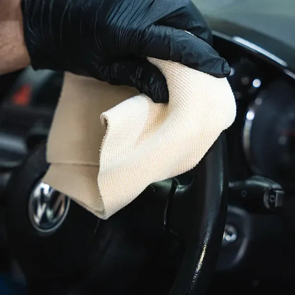 YumCars Interior Towel op autoruit – streepvrij reinigen van glas
