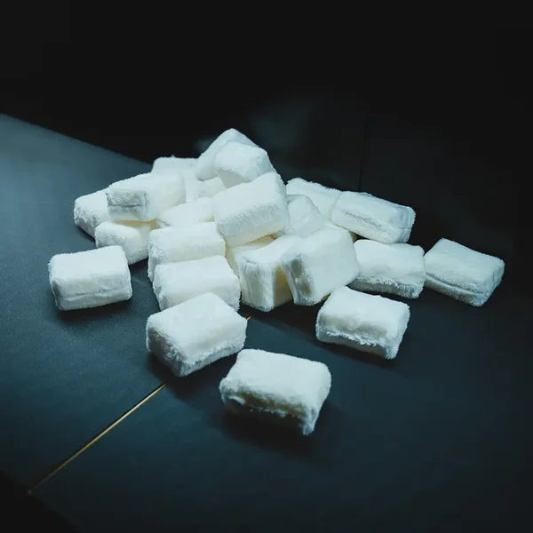 YumCars Microfiber Applicator Mini Plush in gebruik – gelijkmatig aanbrengen van sealant op autolak
