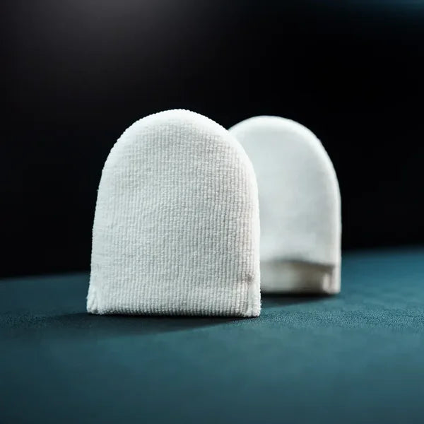 YumCars Microfiber Finger Applicator in gebruik – vinger in de lus voor optimale controle
