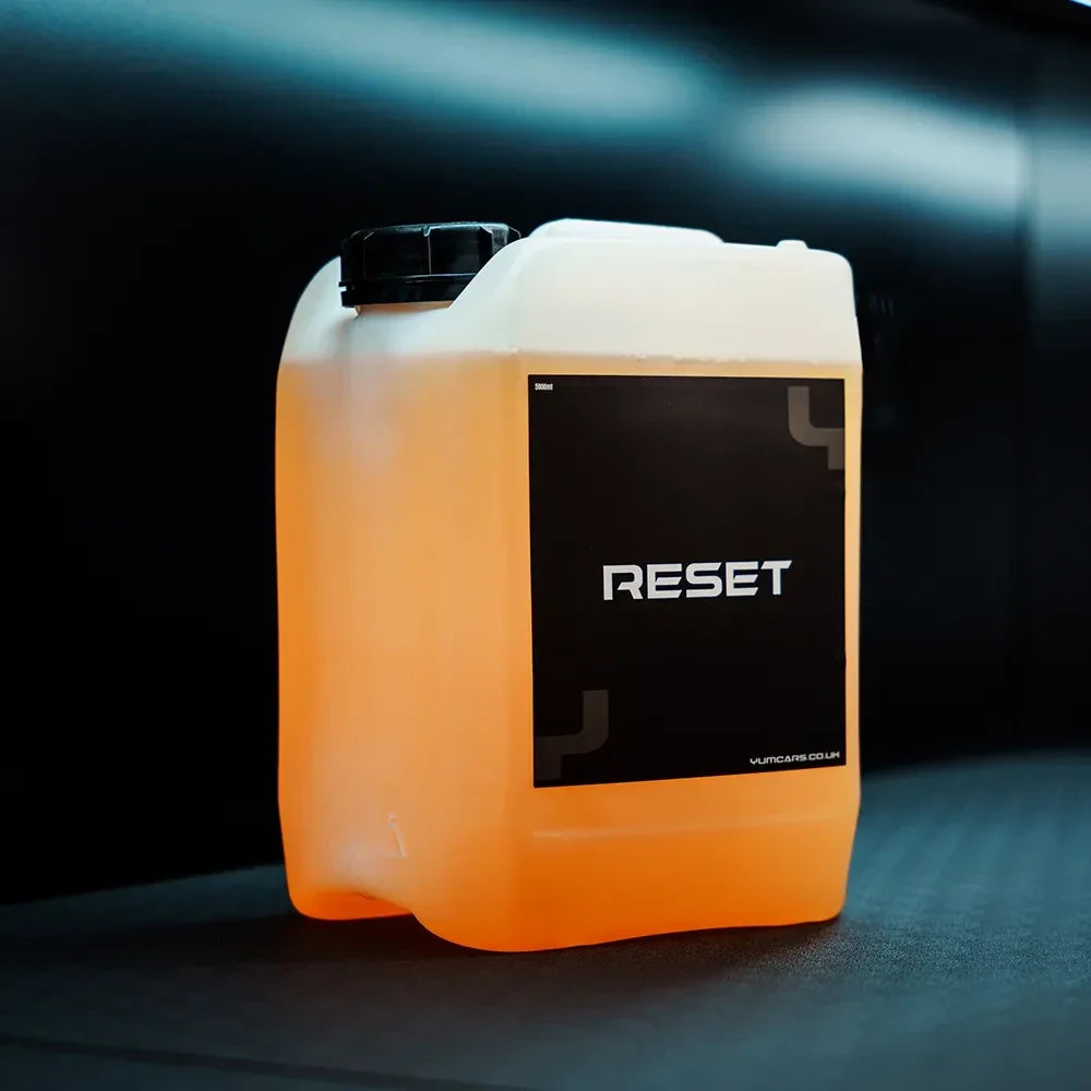 YumCars Reset in gebruik – dieptereiniging van autolak en velgen
