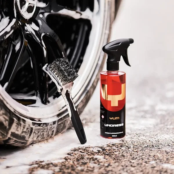 YumCars Uitkleden in gebruik - reinigt banden en rubber grondig