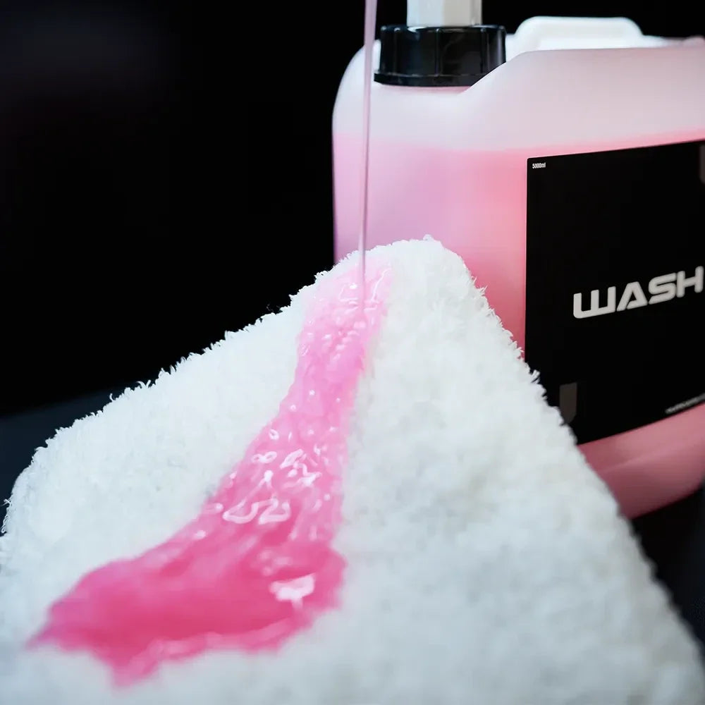 YumCars Wash in gebruik – rijke schuimvorming bij het autowassen
