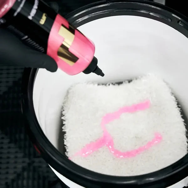 YumCars Wash Pad V2 in gebruik – houdt vuil vast tijdens het wassen
