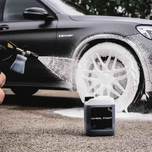 YumCars Wheel Foam resultaat – sprankelend schone velgen na behandeling
