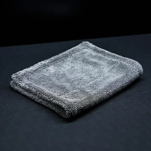 YumCars Wheel & Tyre Towel in gebruik – absorbeert snel remstof en vuil
